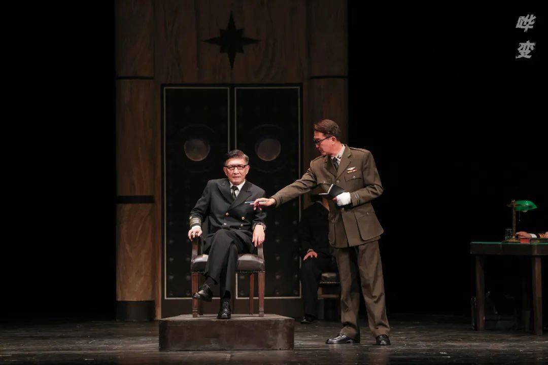 的惊涛骇浪成功转换成为了法庭上的针锋相对,产生出了强大的戏剧张力