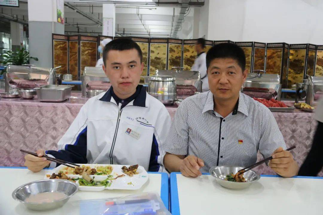 共叙民族团结情谊 同奏民族团结乐章—— 沙湾一中举行"民族团结一家