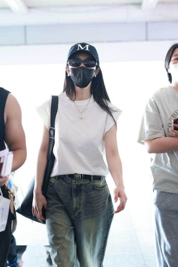 "飞飞袖"t恤正流行!看女明星张俪在机场也这么穿_账号_是一种_鸭舌帽