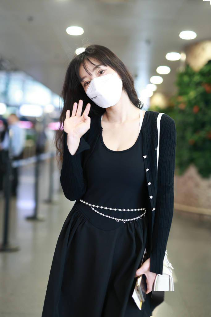 柳岩黑色长裙造型现身北京首都机场 珍珠腰链倍显精致温柔_账号_挎包