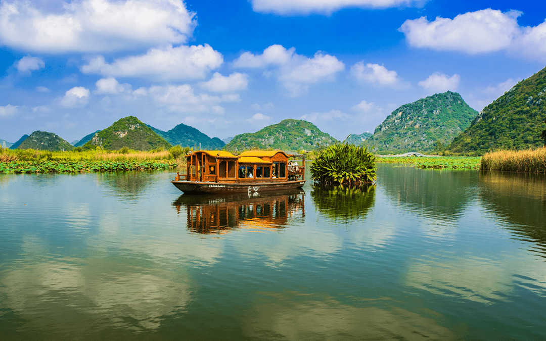 普者黑在光影浮沉影影绰绰的抚仙湖边,在喀斯特地貌间坐拥山水的