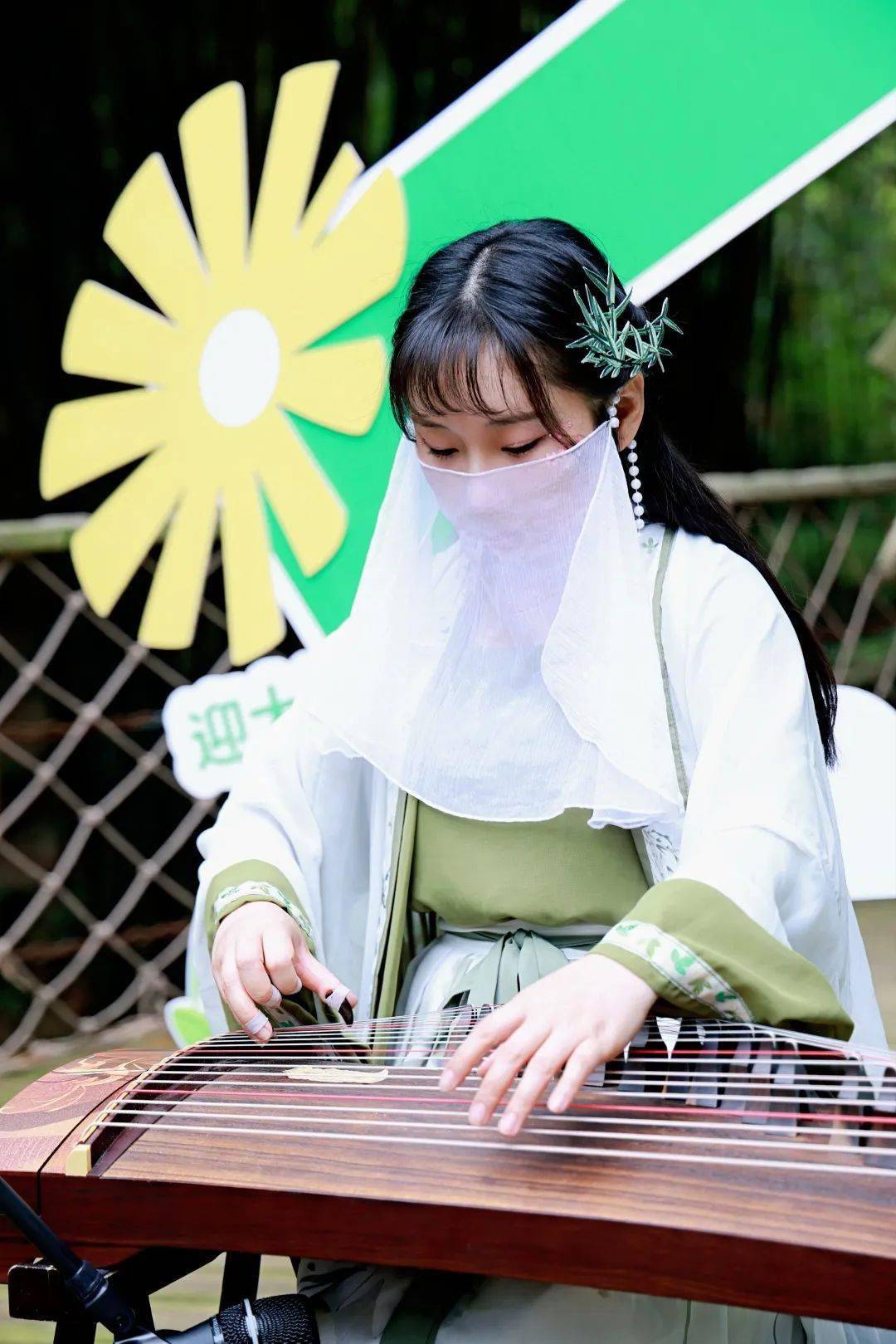 两首热情洋溢的歌曲点燃了活动现场氛围彭忠豪陈恒媛李梦瑶曹