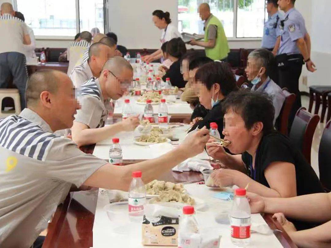 梨园监狱安排服刑人员及其家属共同包饺子,就餐.