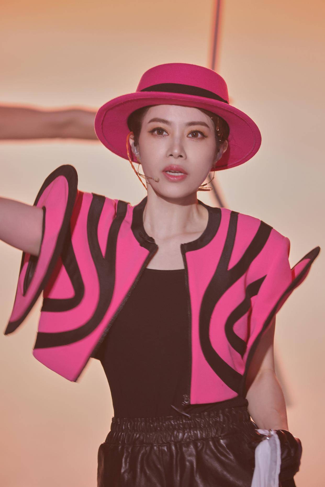 被指"舞台划水",徐怀钰经纪人:开演唱会,接商演确实影响体力_网友