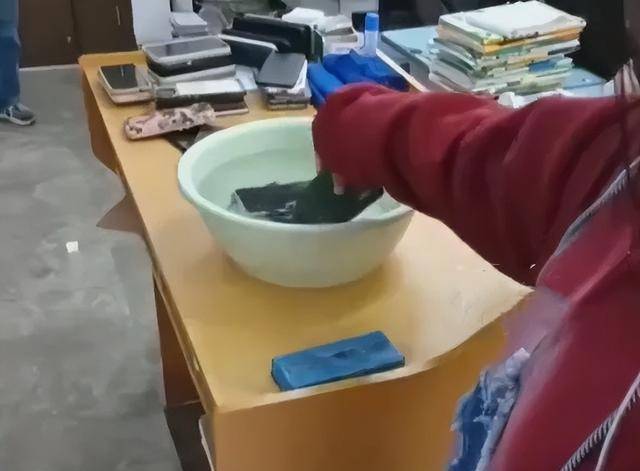 老师没收20余学生手机后泡进水里,后续来了_做法_问题_什么