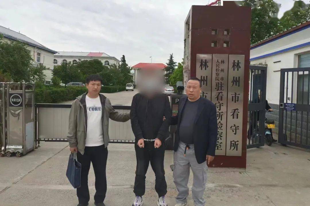 抓捕地:河南林州▲5月6日,鄆城縣公安局西城派出所將上網逃犯渠某抓獲