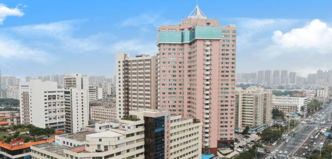 广东医科大学附属医院坐落于美丽的南海之滨广东省湛江市,是一家集医
