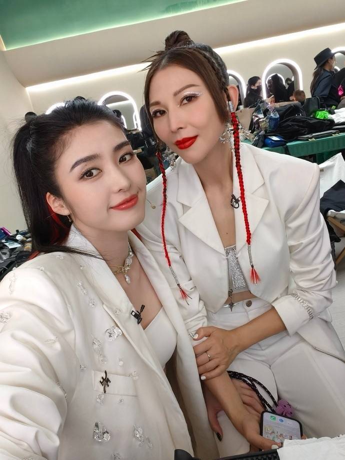 赵丽娜晒与众明星合照:从足球练习生到唱跳初学者,继续乘风破浪_节目