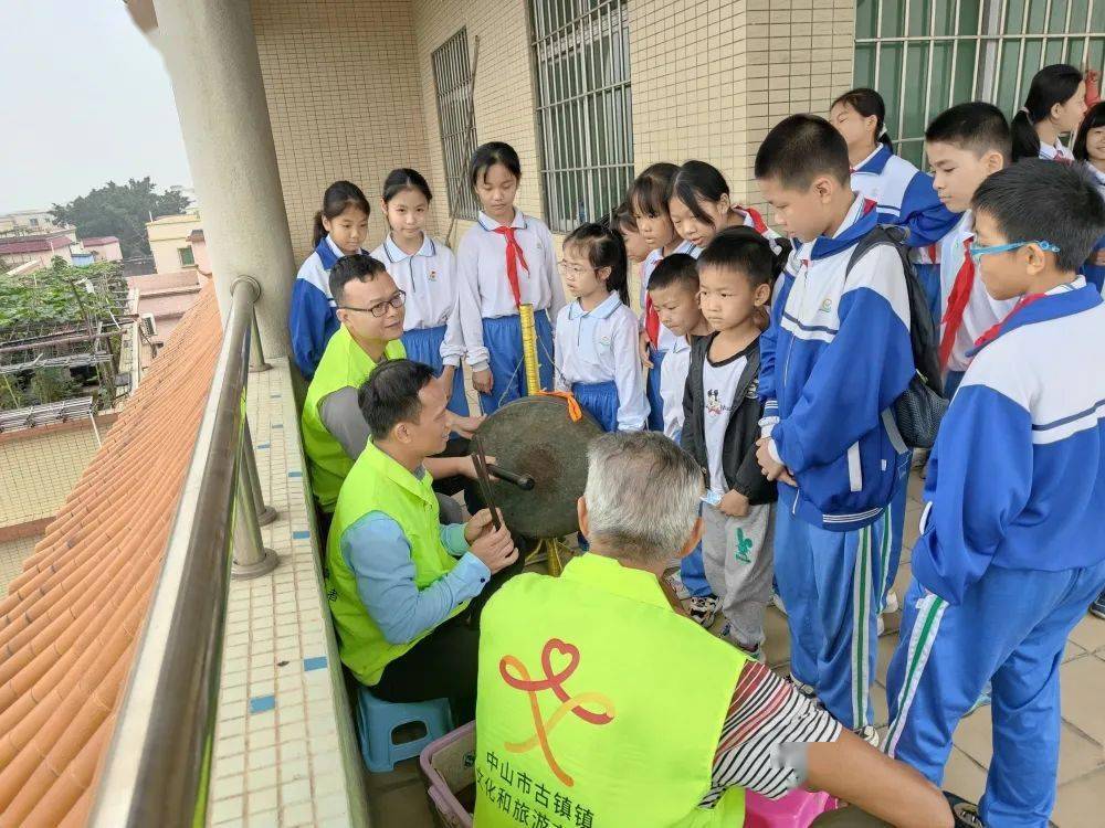 曹一小学亲子家庭走进六坊云龙舞传承基地,现场聆听国家级非遗文化