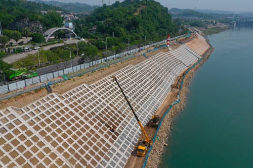 "格梁 植生块"技术为江岸披上生态外衣_整治_混凝土_葛洲坝