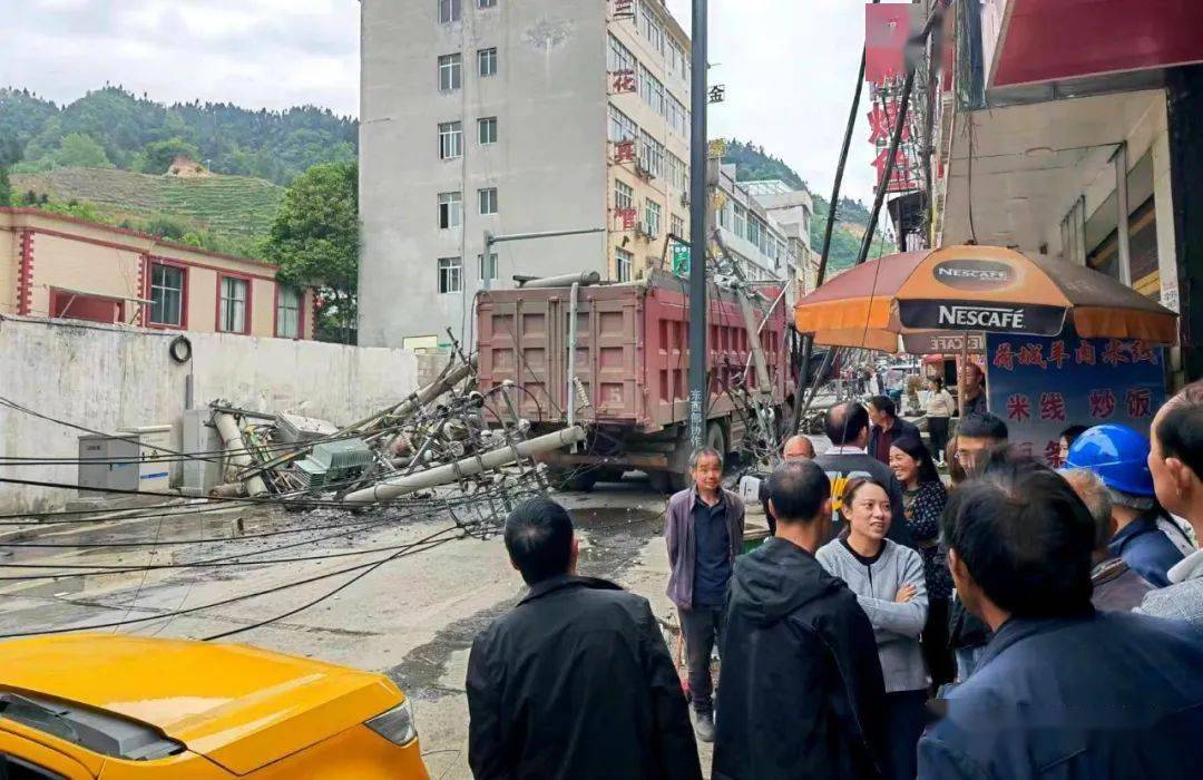 以勒发生一起"特殊"交通事故!5组变压器和电力杆线瞬间全部倒塌.