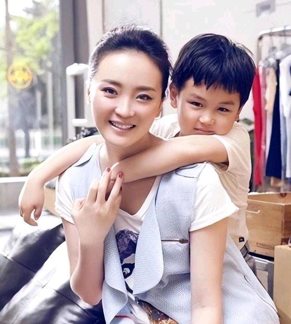 王艳母亲节获儿子送花,17岁球球穿4000元t恤富养变懂事_视频_鲜花