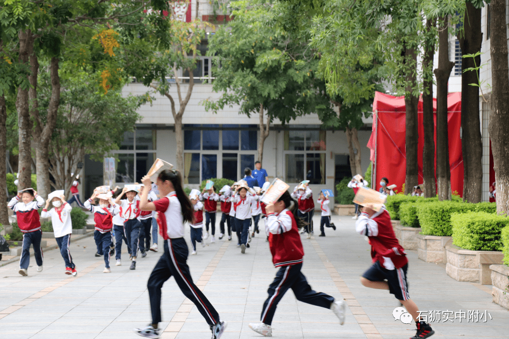 第十五个防灾减灾周系列活动——石狮市实验中学附属小学开展防震应急