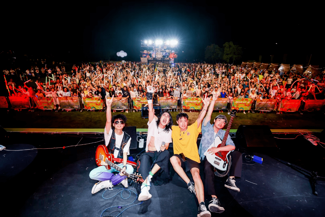 show玩乐队的孩子属于摇滚夏天是属于乐队的@宏泰北广场 (下沉式广场)