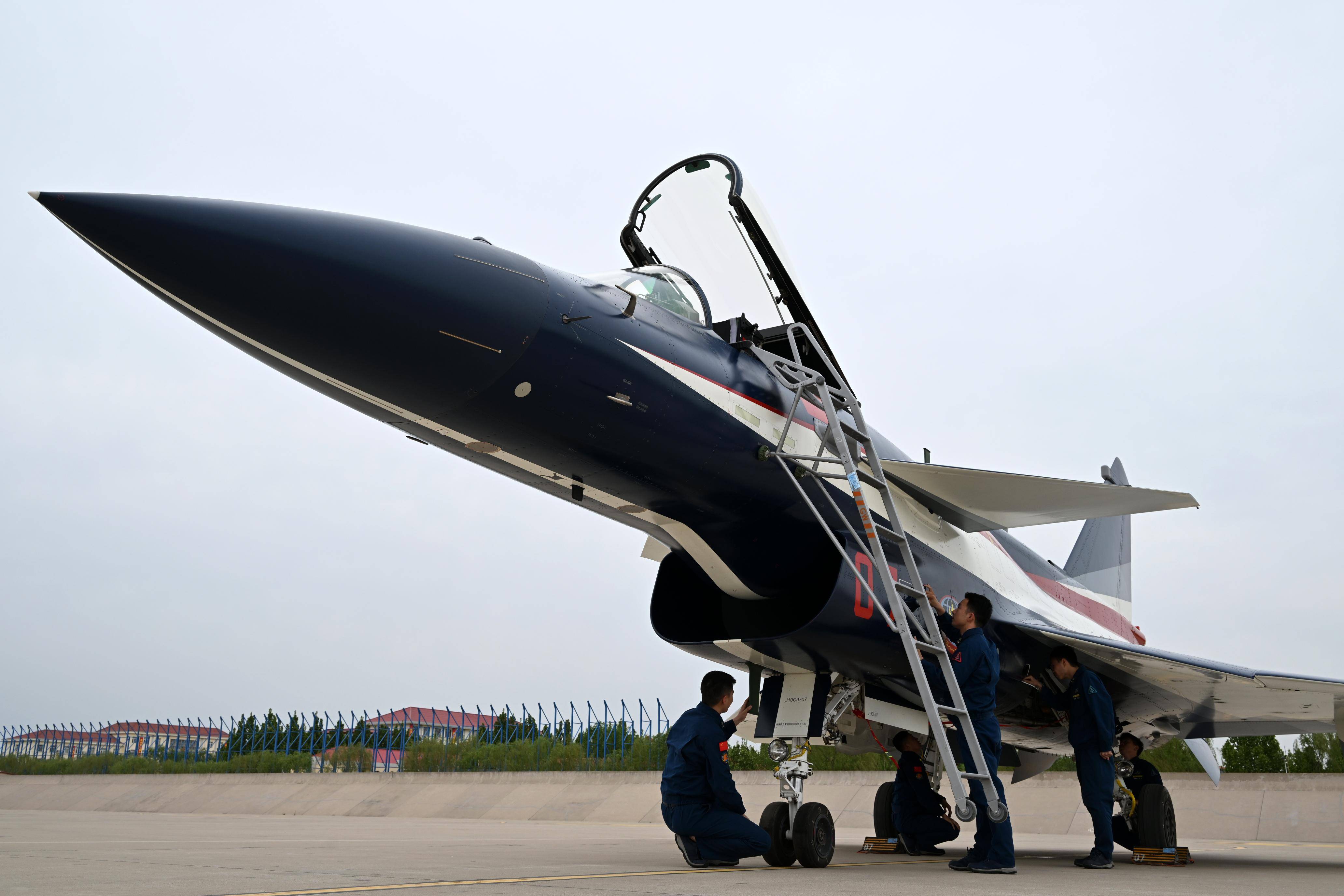 (新华全媒 )空军八一飞行表演队换装歼