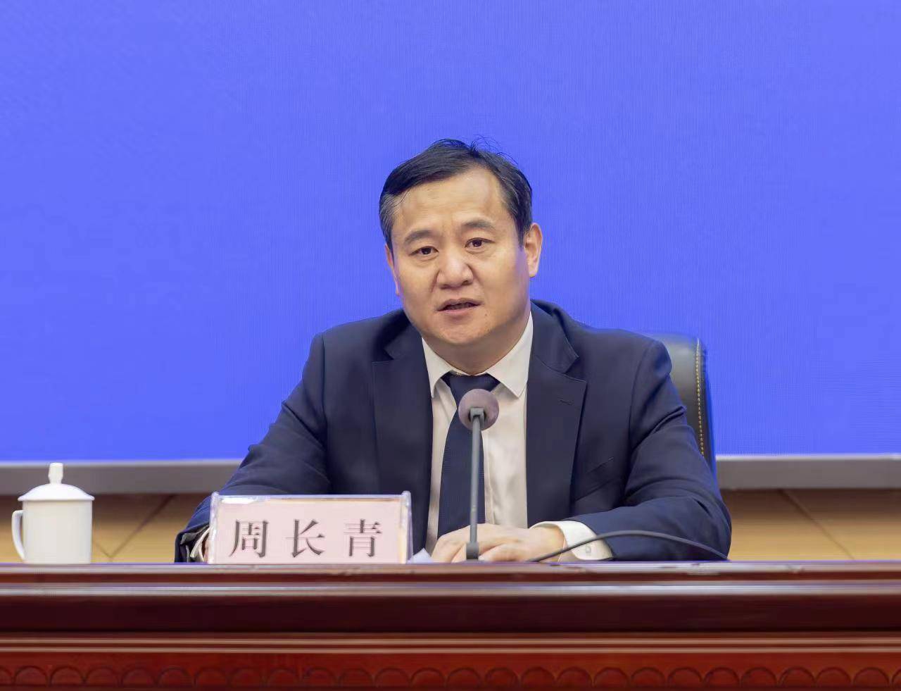 下面,请市发展改革委党组书记,主任周长青先生介绍2023年全市重点民生