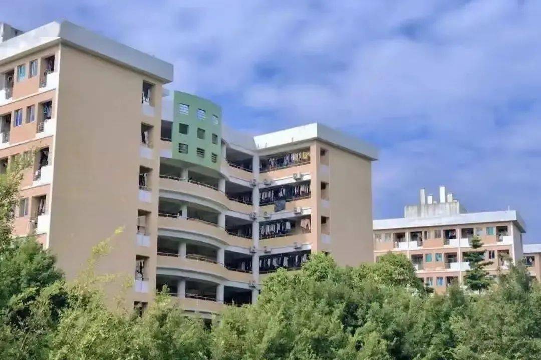 广州市从化区97住宿费:160097学校特色:广州城建职业学院,是民办