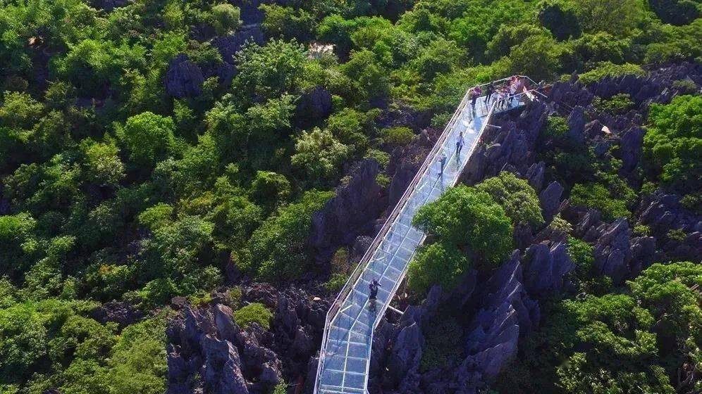 河小涼河,原名霧江,位於平桂區沙田鎮,因電影《歡騰的小涼河》而得名