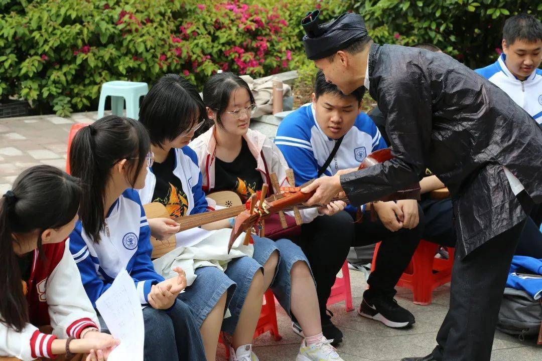 礼物5月2日上午,我校金帆合唱团师生抵达贵州之行最后一站--凯里市