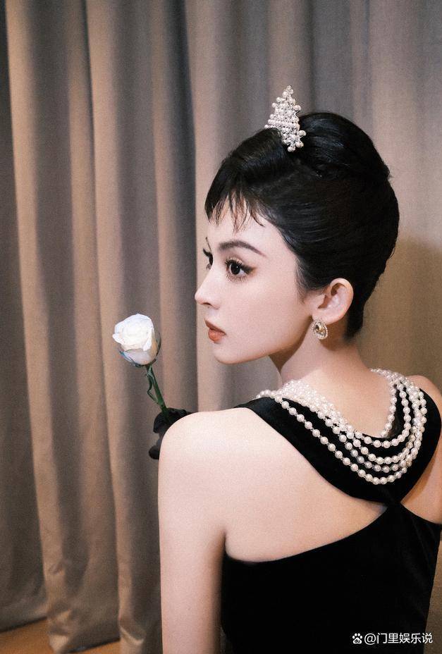 一身黑色的长裙,将她的气质衬托得更加典雅,而古力娜扎则将她的长发挽