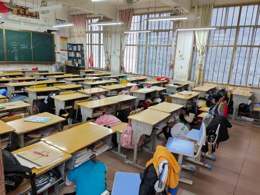 石龙镇中心小学开展地震应急疏散演练_师生_进行了_我校