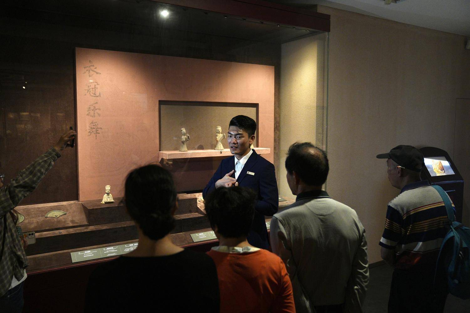 展馆讲解员姚亮:在博物馆里转型"全媒体"_观众_直播_文物