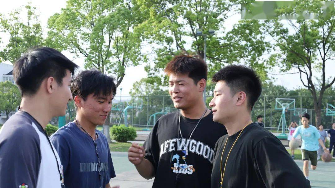 比赛中的裁判双方队员罚球记录汗淌球衫迈大步,抬肘压腕应声入绿树荫