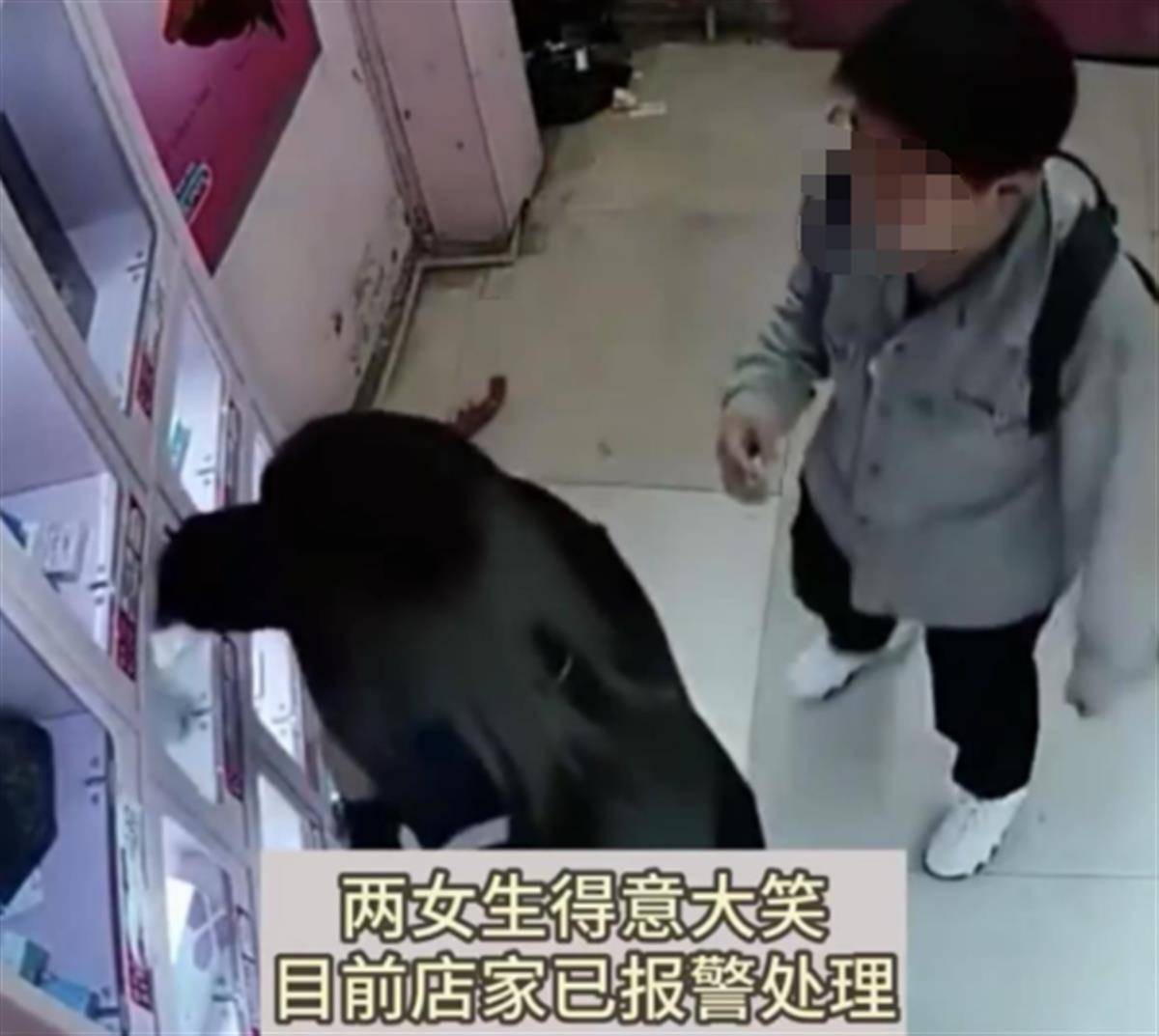 两女孩砸成人用品店售卖机，盗走商品还大笑不止，该关注的不只是“偷的什么”网友相关行为 7601