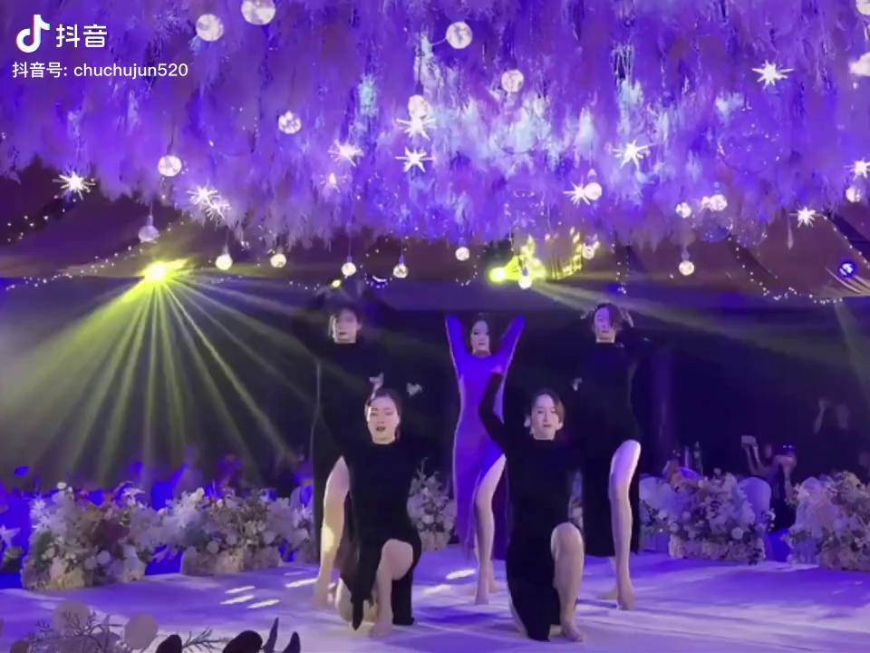 婚礼现场跳舞的紫衣新娘!紫衣新娘