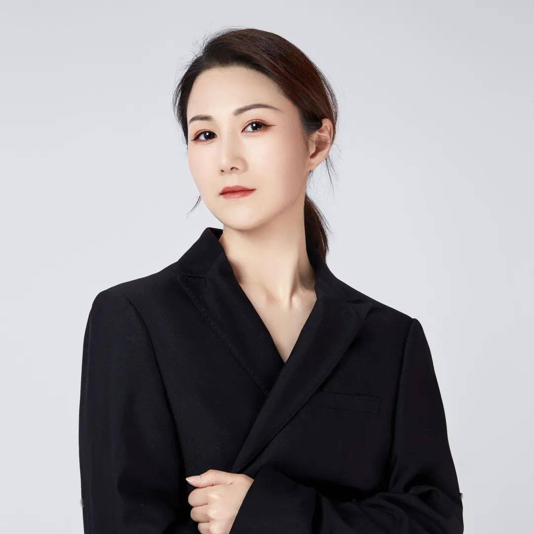 徐晓飞国家一级演员,师承方亚芬,主攻袁派,兼傅派,吕派.