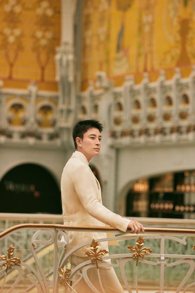 贾乃亮现身巴黎莎玛丽丹百货 白色西装造型尽显绅士儒雅范_写真_账号