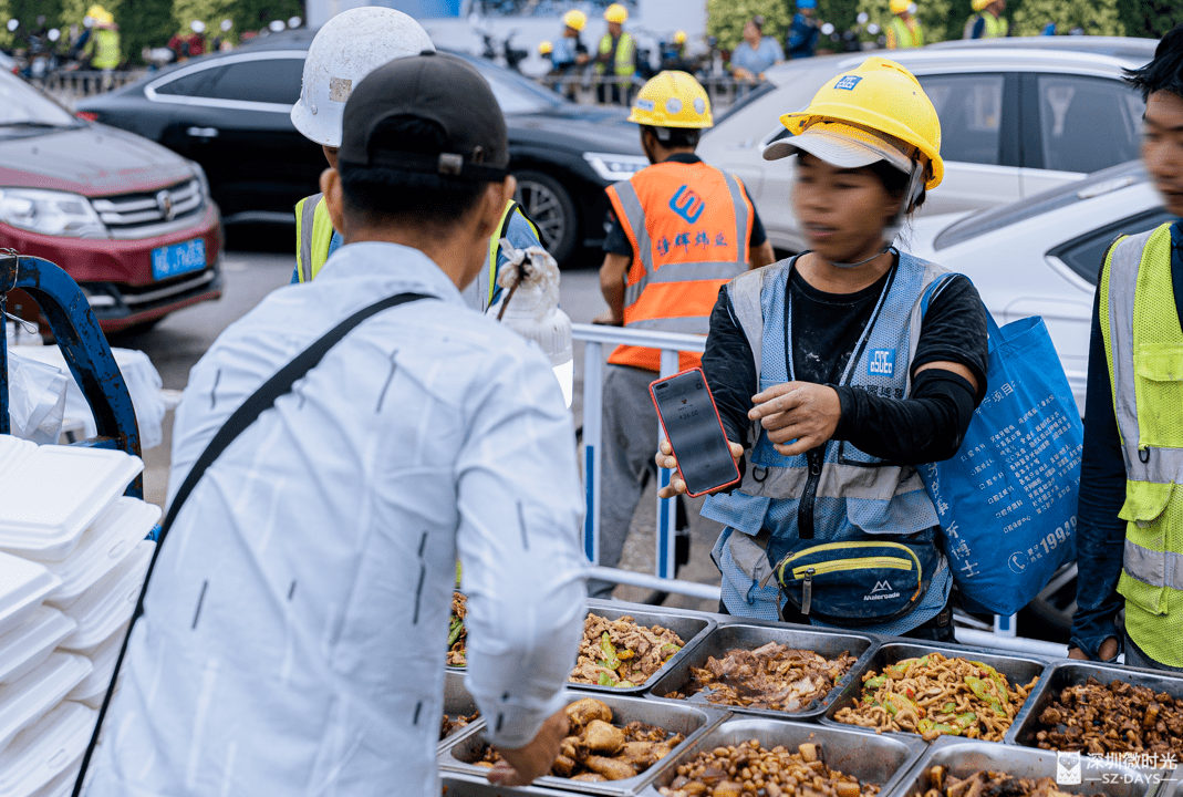 他们在深圳房价10万/平的地方,卖10元工地快餐_大刘_工人宿舍_摊位