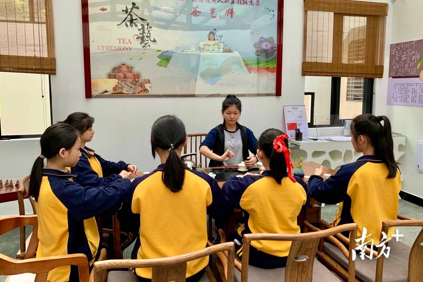 汕头市聋哑学校副校长谢佩芳笑着告诉记者:"这些听障学生们不仅很会读