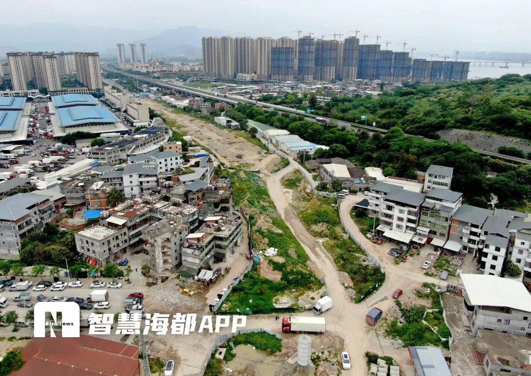 记者了解到,工程道路附近的马腾村村口已经封闭,为了修路,千名村民"