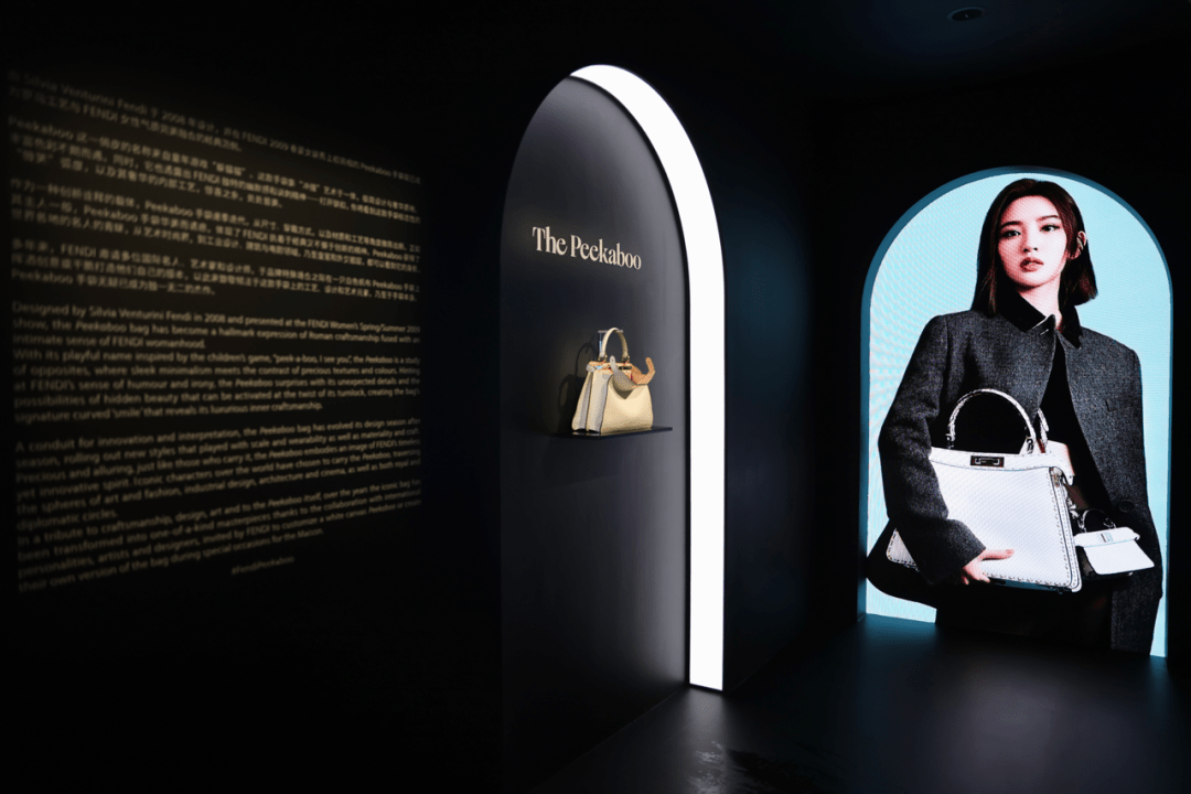 上面的球体组合是12星座图案,用类似胸针的方式固定.