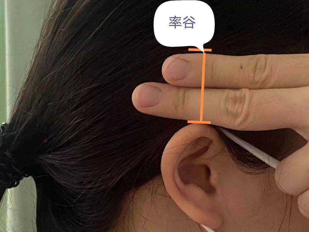 2,双手指腹轻拍头部侧面率谷穴前后36次.