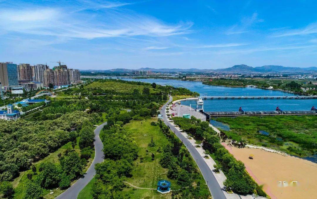 王勇——《沭河好风光》杨红——《我和湿地》徐金英——《霞光万道映