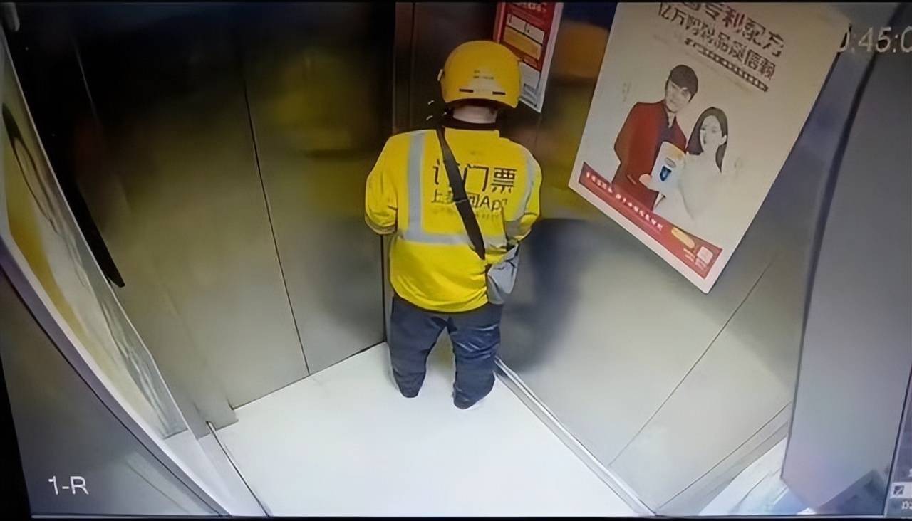 外卖员送餐时在小区电梯里小便,业主:太没道德了,物业:会让他将电梯