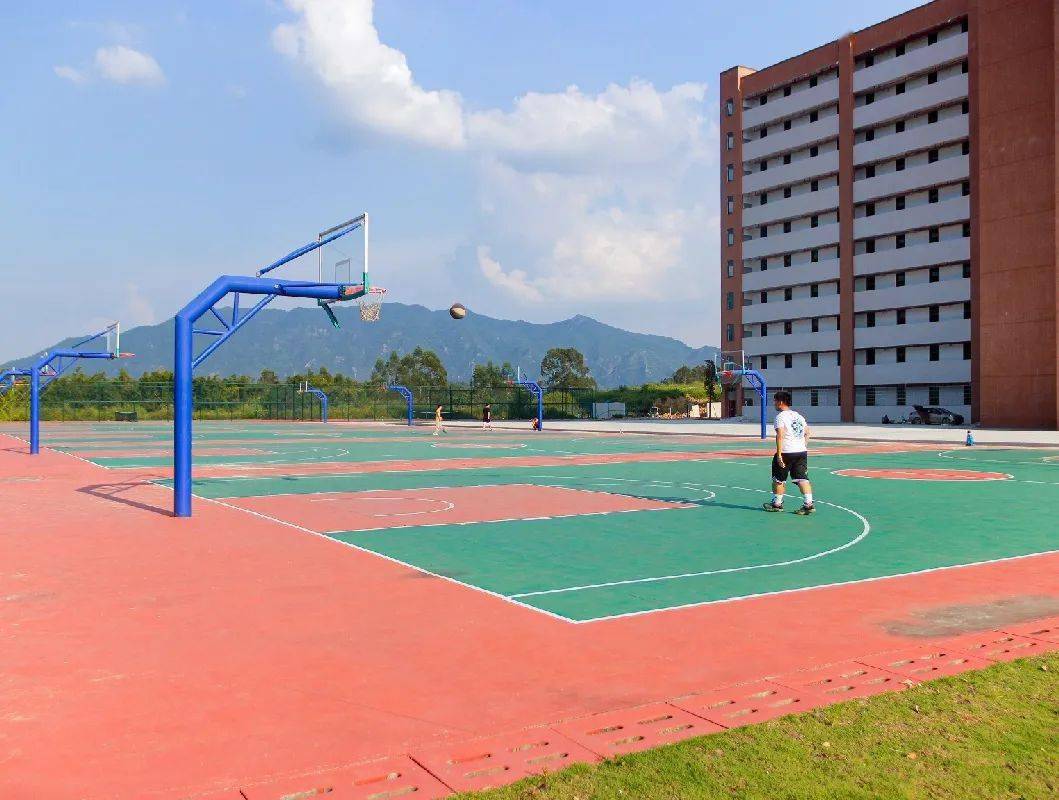 广州市天河区97住宿费:1200-170097学校特色:广东工程职业技术