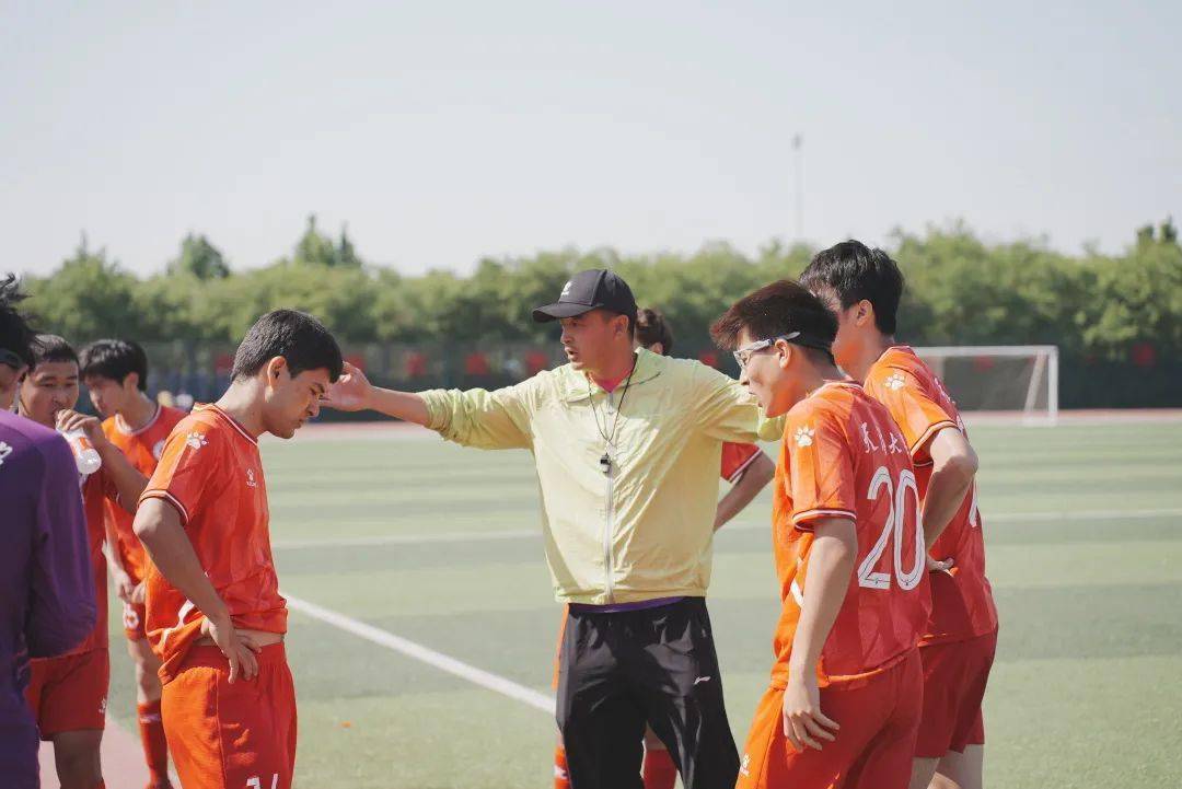 天大男足在主教练杨玉明老师的指导下,团结一致,敢打敢拼,坚持自己