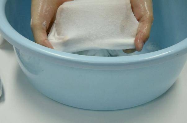 香蕉水擦洗:服上的油渍可先用香蕉水擦洗,然后放入3%的盐水里浸泡几