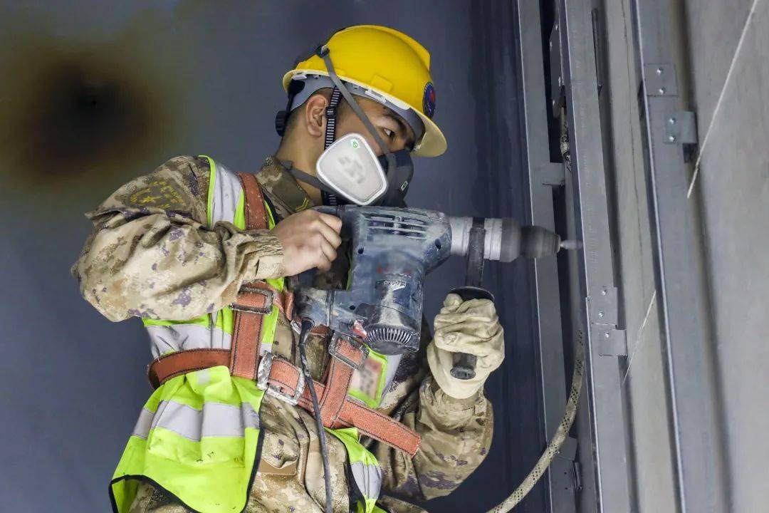 直击火箭军某部国防施工现场_任务_的战斗_工兵