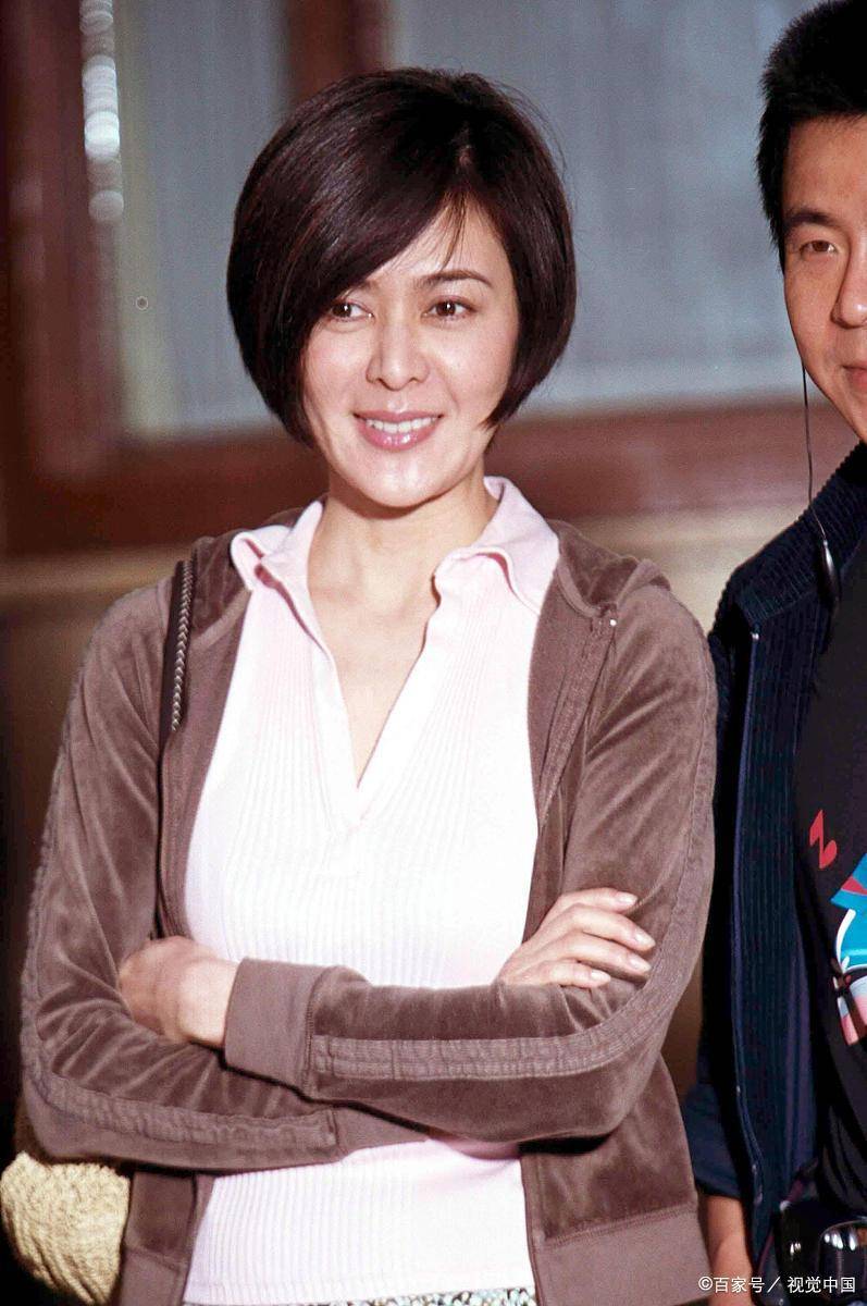 关之琳惊艳亮相甄子丹爱妻生日派对,与吕良伟搂腰回忆旧情_香港_富豪