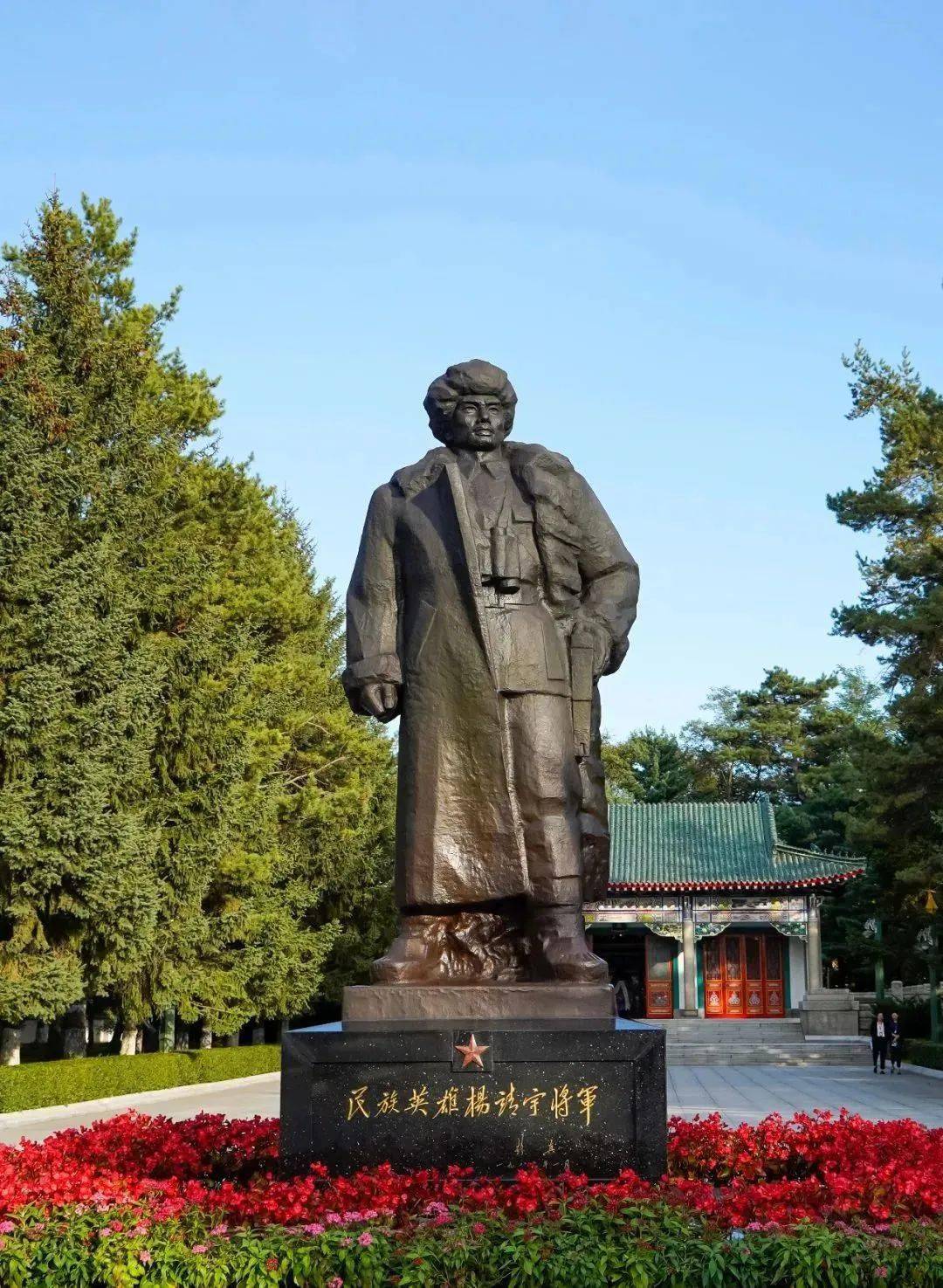 位于通化市杨靖宇烈士陵园内的民族英雄杨靖宇将军雕像.