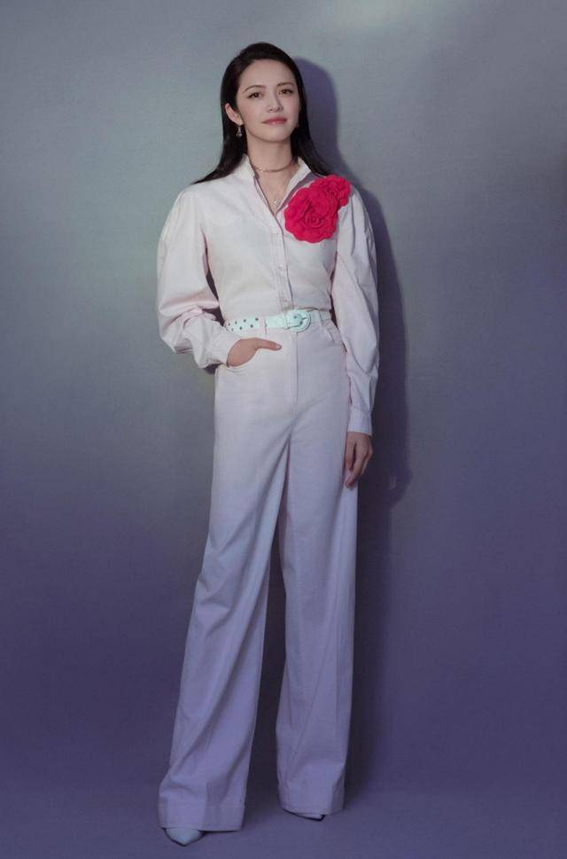 姚晨连体裤配大红胸花造型太俗气,手挽雷佳音挺自信却莫名喜感_服装