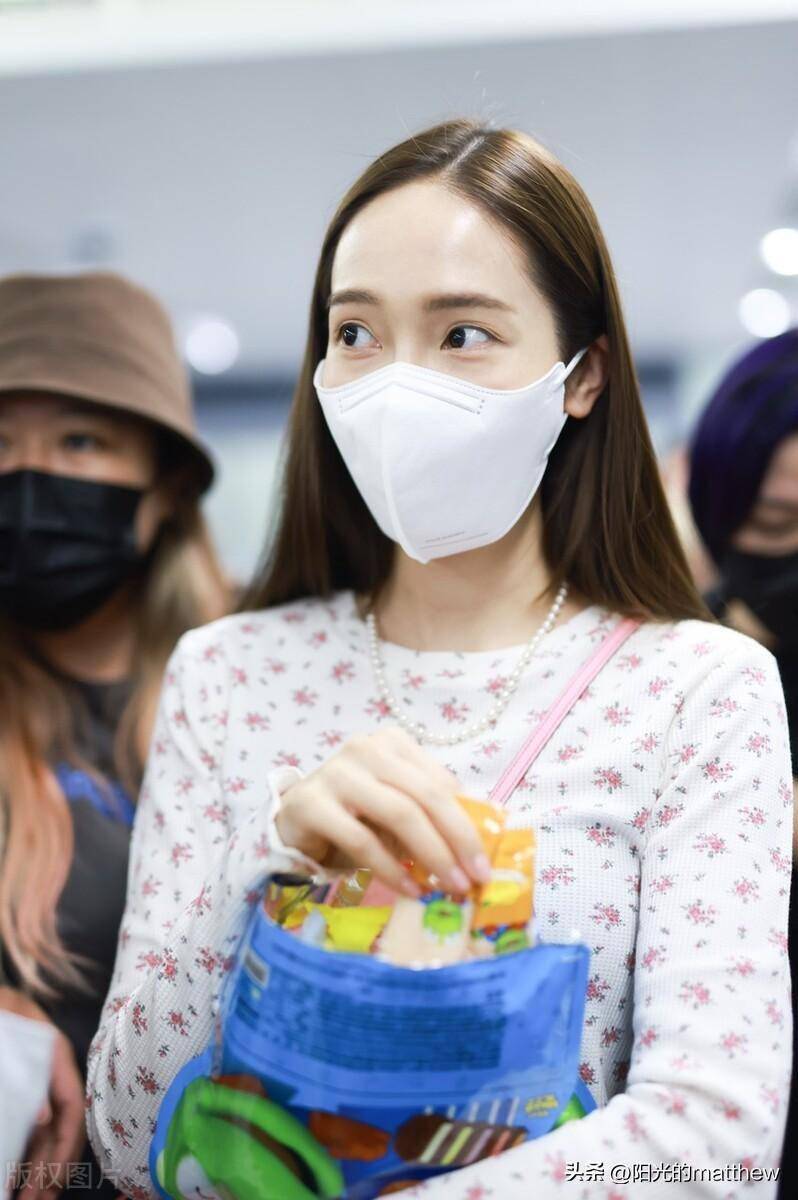 街拍:郑秀妍白色碎花t恤 白色阔腿裤清新简单_机场_上海