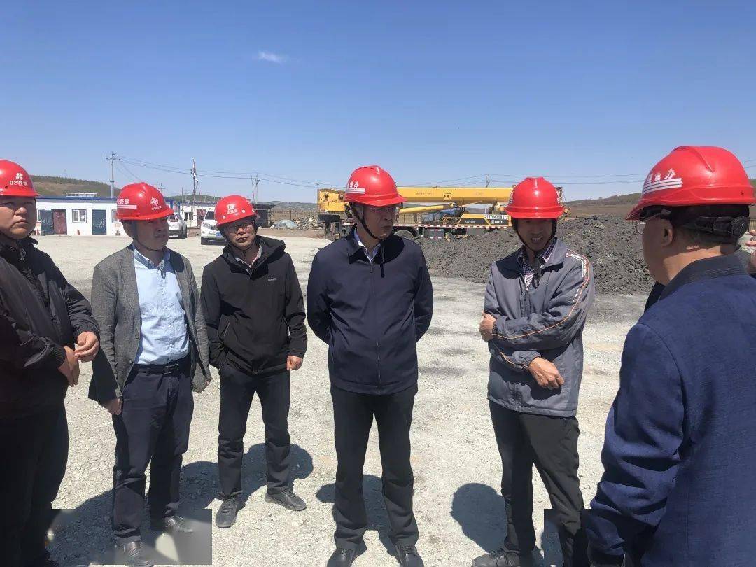 在国道111线腾克至甘河农场,甘河农场至大杨树2个公路项目施工现场,信