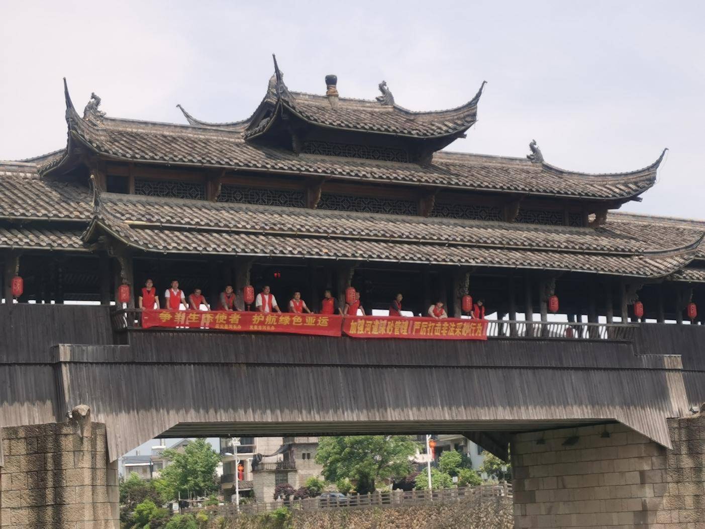 龙泉市庆元县联合在小梅镇开展"联防联控护航亚运"巡河专项行动_座谈