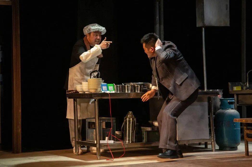 嘎巴菜》大合照5月21日《爱的嘎巴菜》大合照该话剧由刘思佳担任编剧