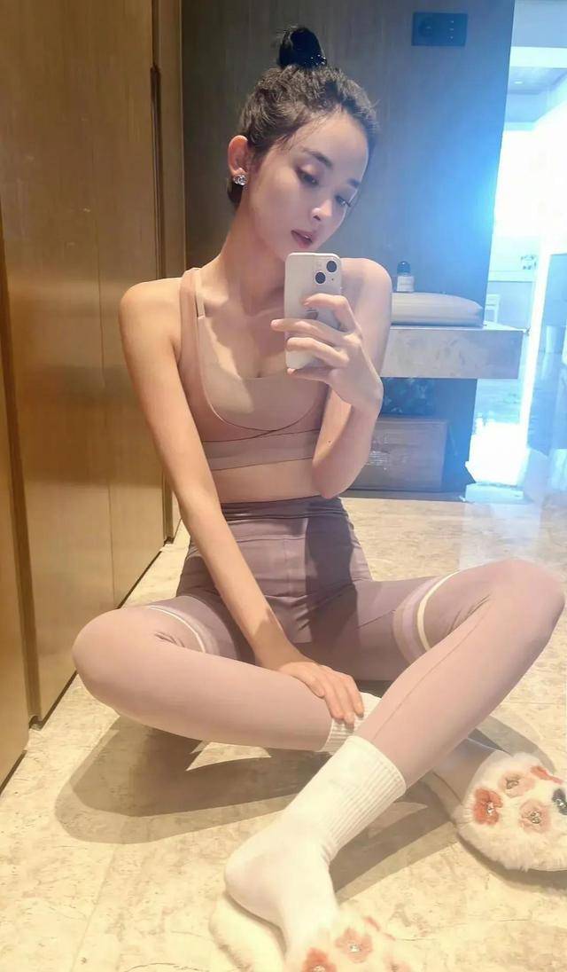 古力娜扎晒健身照片,网友直呼,一般人没法比_保持身材_气质_外表